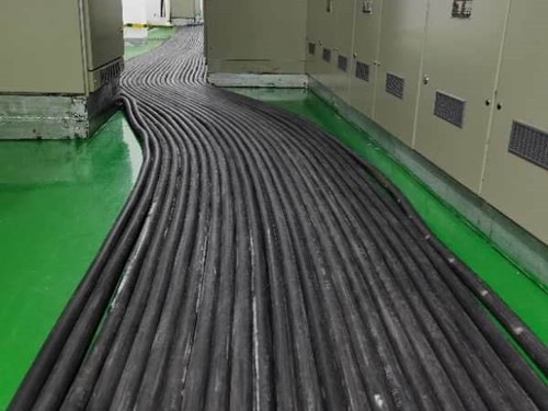 防城如何根据理论计算公式计算温度对特定电压测量结果的影响？